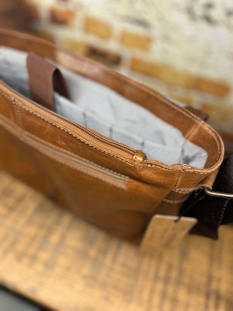 Lincoln Messenger Bag - Internal view - Lincoln 13